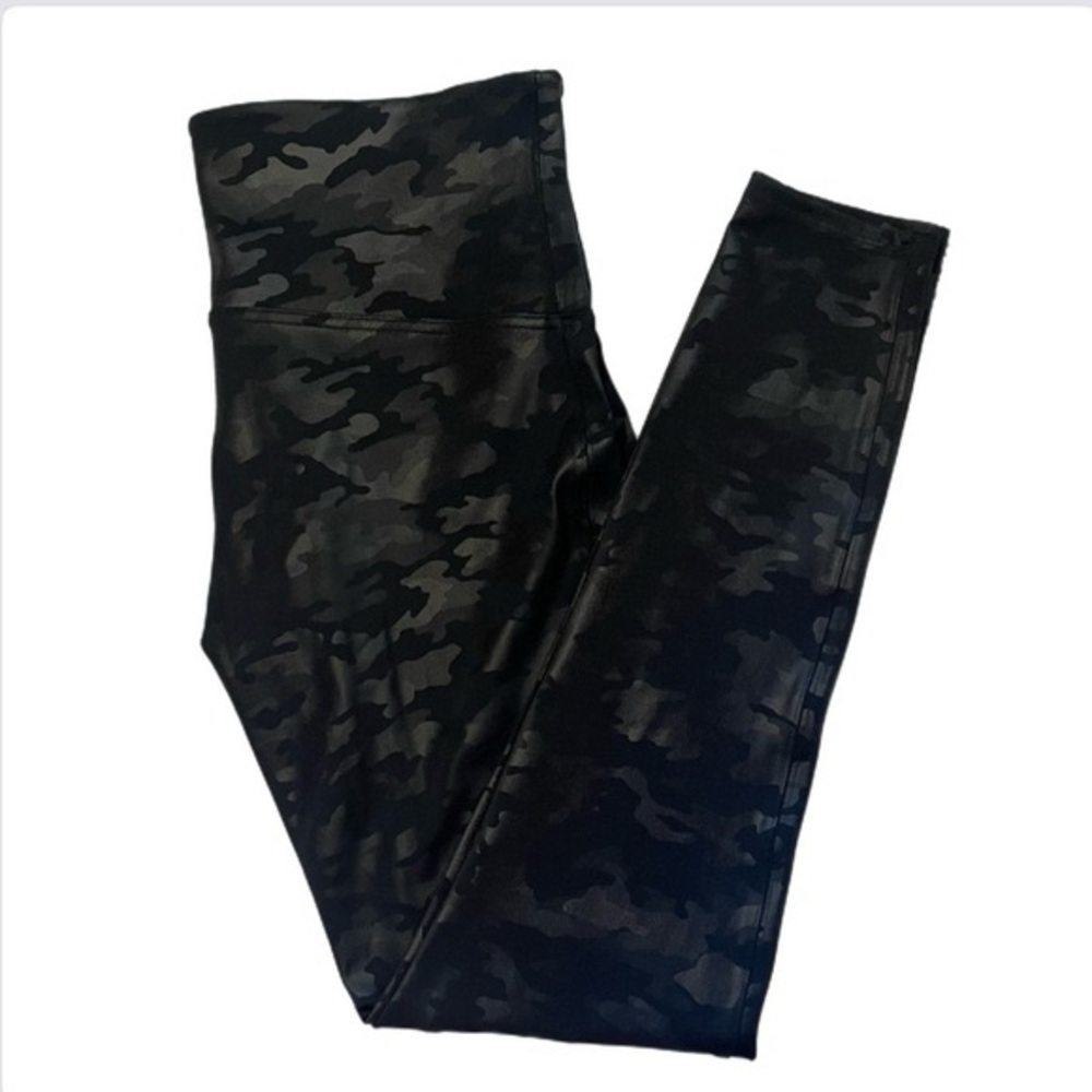 Spanx Faux Leather Leggings in Black Camo Size XL